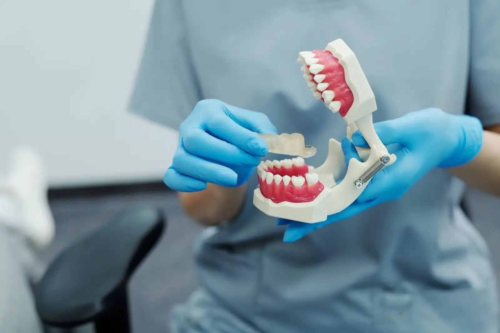 Implant dentaire immédiat Maroc : extraction et pose en 1 jour