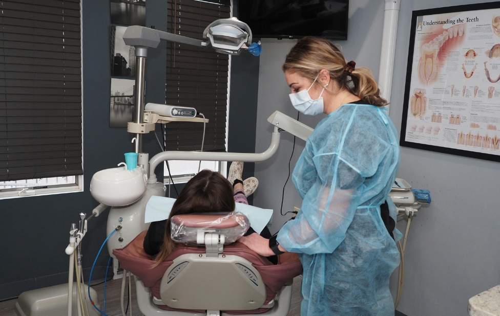 Processus d’Implant Dentaire : Étapes, Technique et Récupération