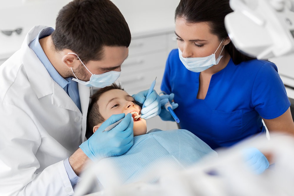 Facettes Dentaires vs Couronnes: Quel Traitement Choisir?